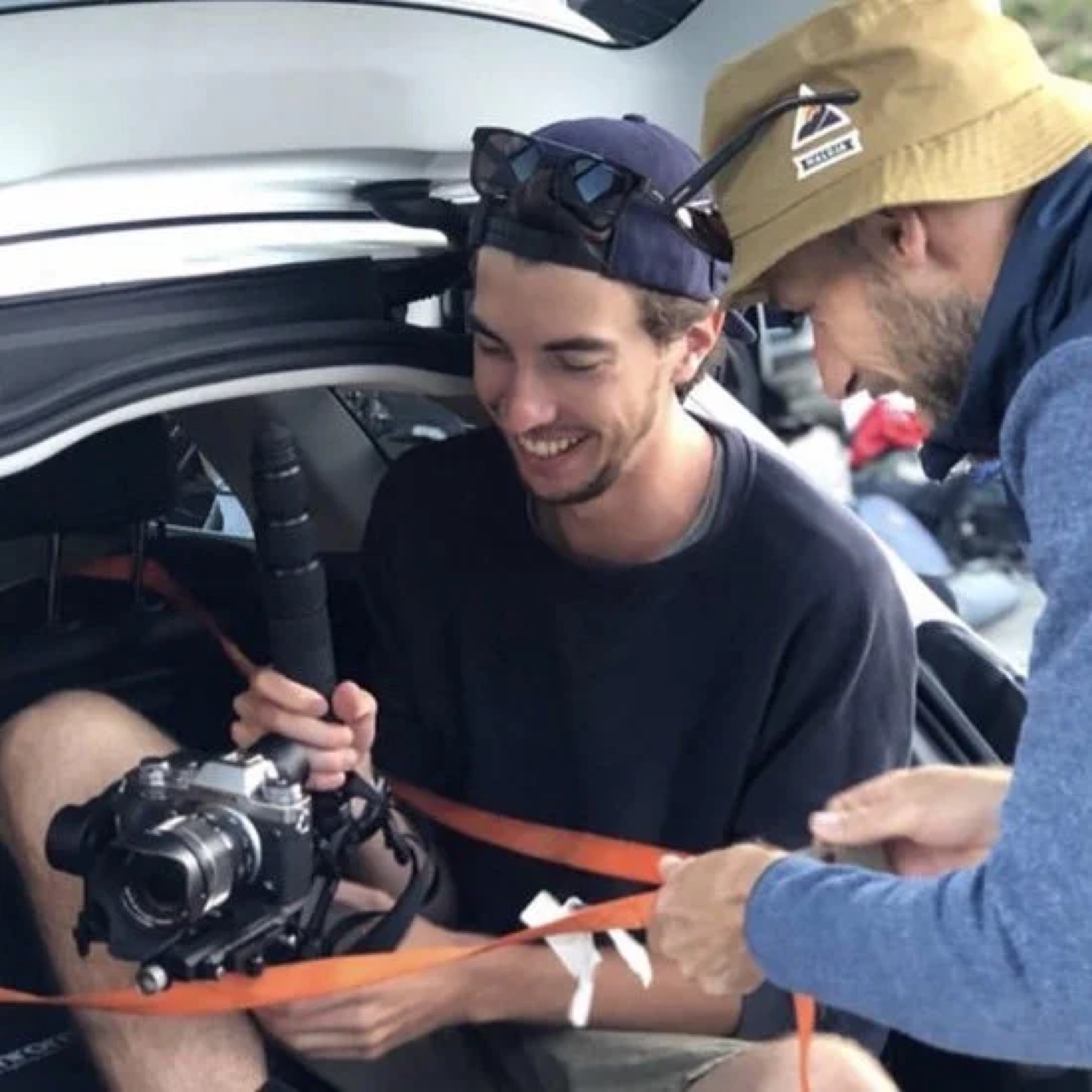 Behind the Scenes: Lachend mit Kamera im Auto