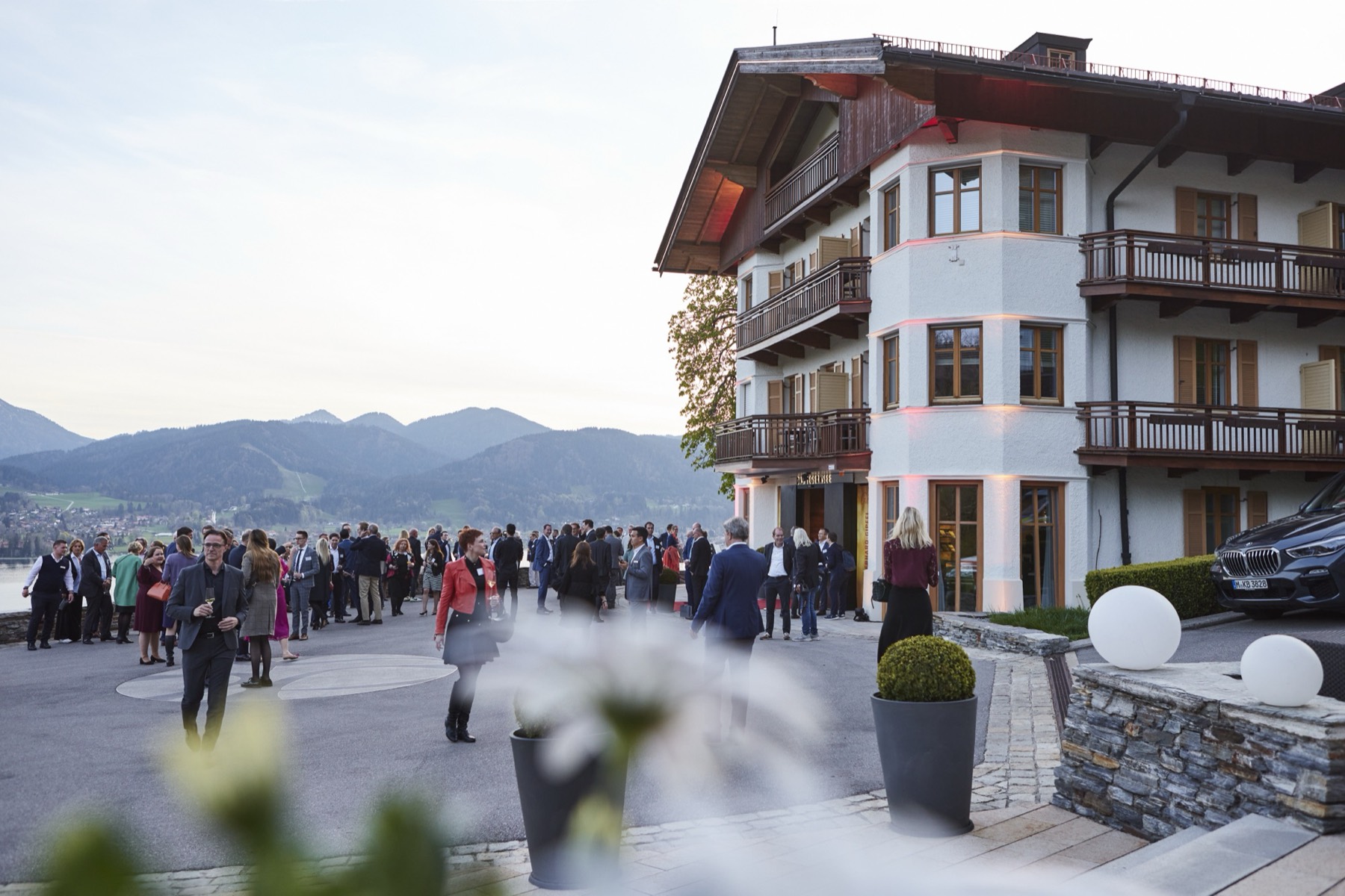Gäste auf der Terrasse eines Hotels über dem Tegernsee