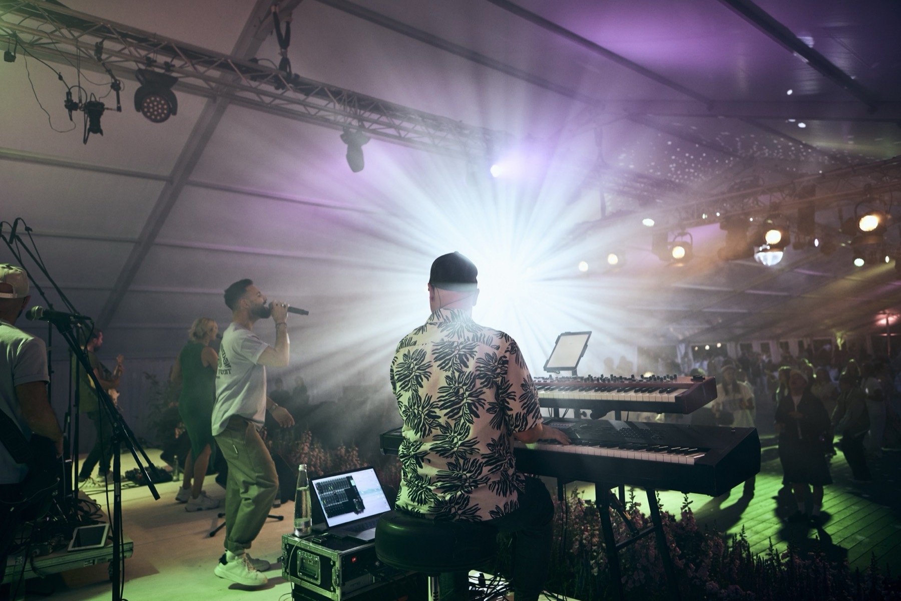 Band auf der Bühne im Festzelt