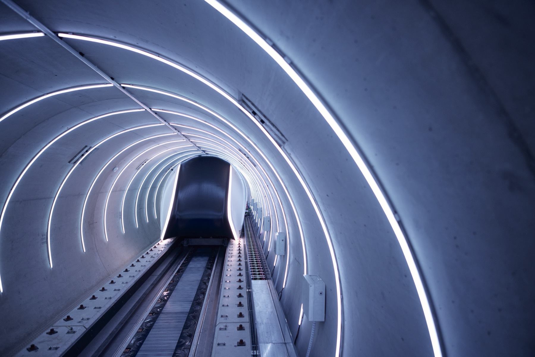 Hyperloop-Röhre mit Lichtringen