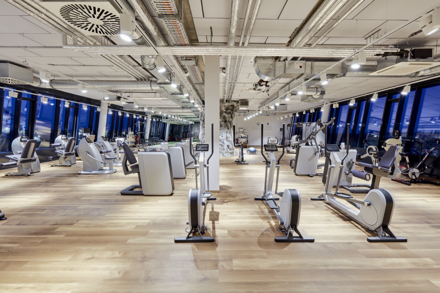 Trainingsbereich mit Fitnessgeräten in einer Halle