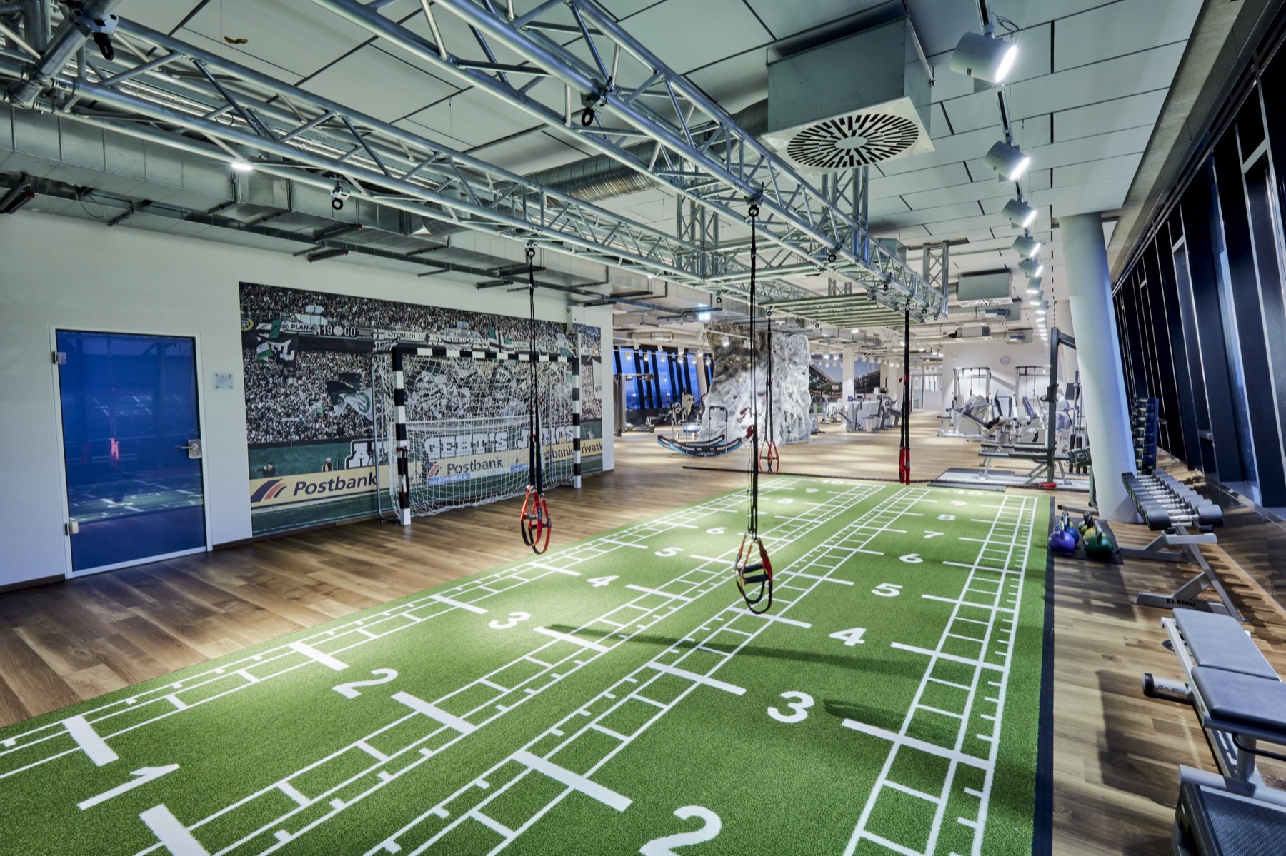 Trainingshalle mit Kunstrasen und Markierungen