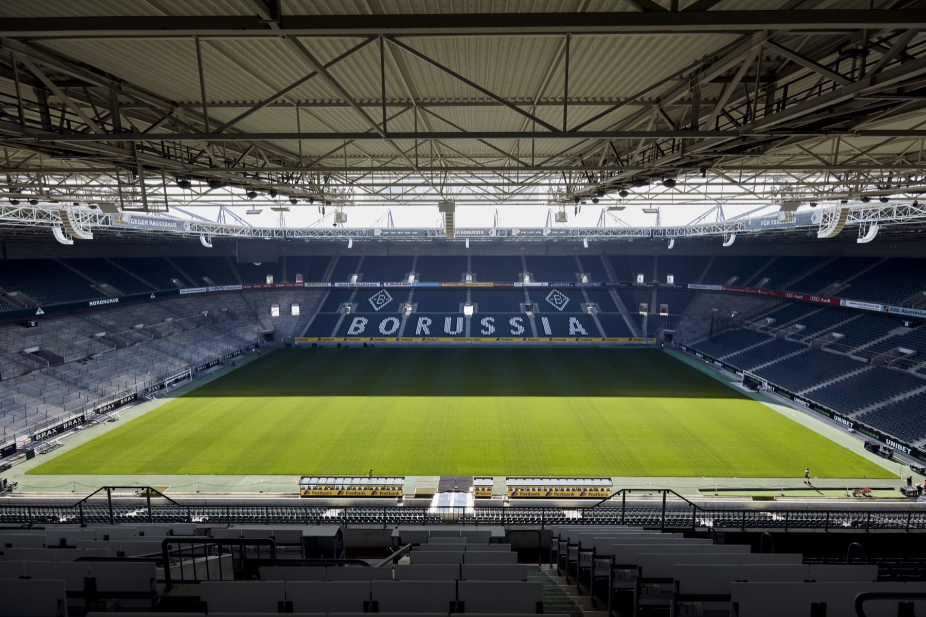 Blick in ein leeres Fußballstadion