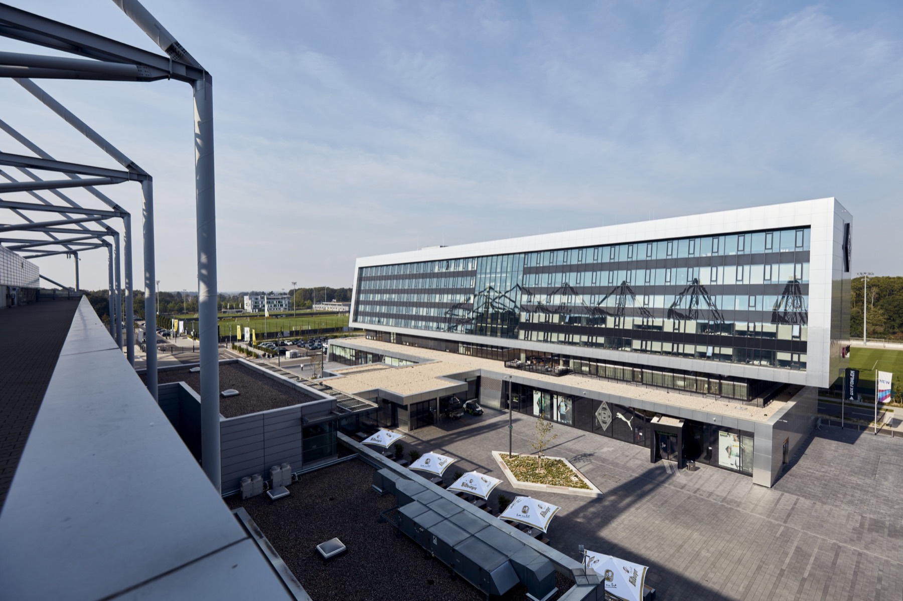 Gebäudekomplex aus erhöhter Perspektive