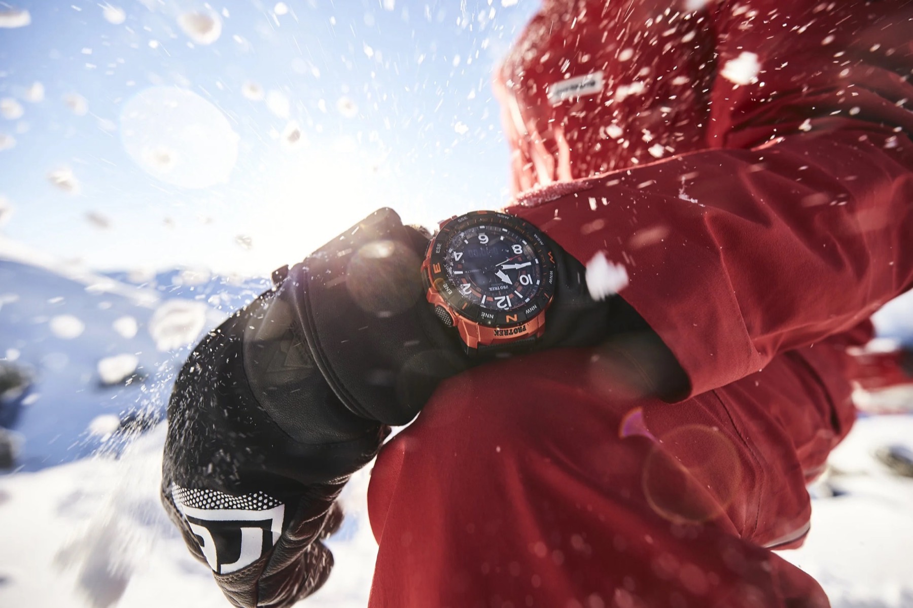 Uhr am Handgelenk im Schnee