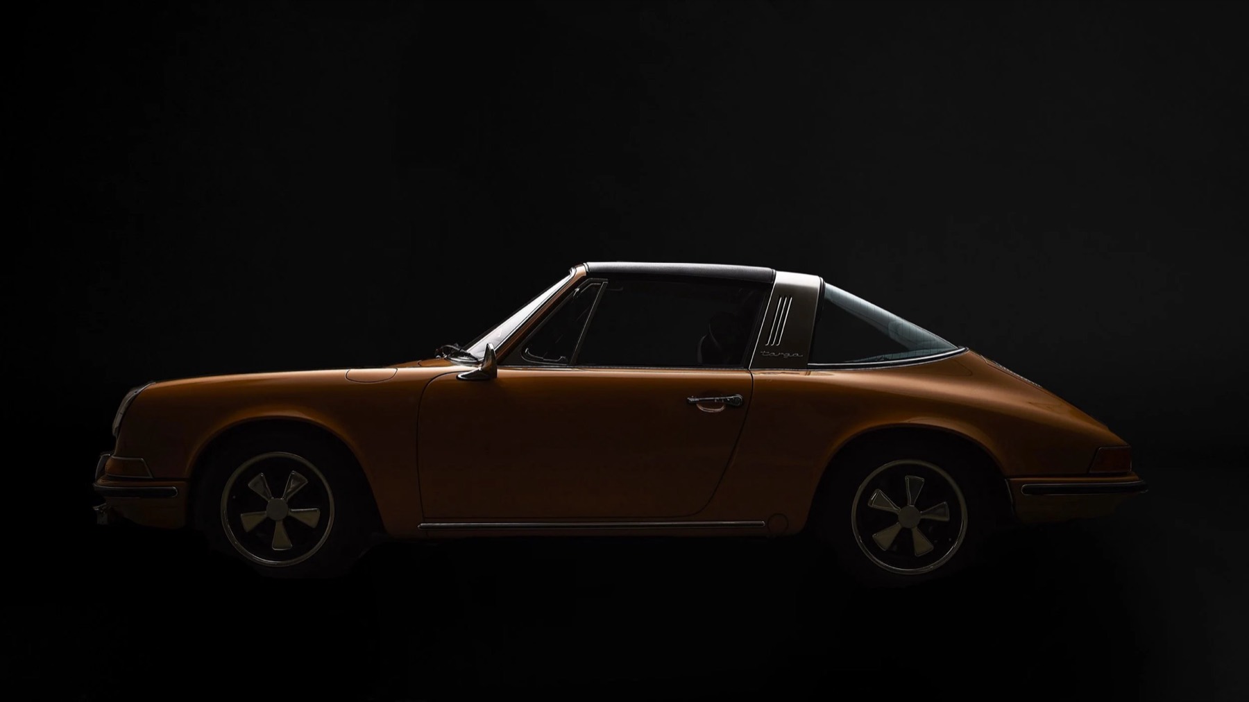 Porsche 911 Targa im Profil vor schwarzem Hintergrund